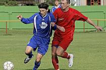 Fotbalový obojživelník Roman Mareš (na snímku vlevo) toho ve ždíreckém dresu na jaře moc neodehrál. Důvodem jeho časté nepřítomnosti byly futsalové povinnosti v dresu mistrovského týmu ERA–PACK Chrudim.