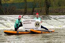 Plavba na paddleboardu spojená s oznámením termínu překážkového závodu Monkey Race se již stává pro Ondřeje Rázla a Lukáše Blažka tradicí.