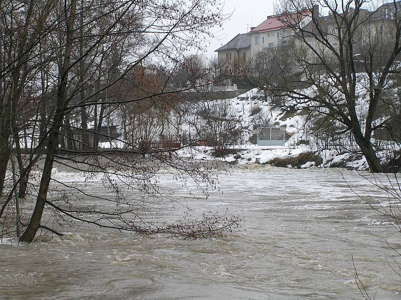 Tak vypadaly záplavy v Brodě před několika lety. Po odbahnění řeky se riziko sníží.