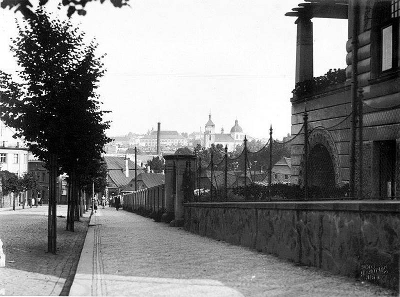 Upravená havlíčkobrodská Nádražní ulice se zelení v roce 1925.