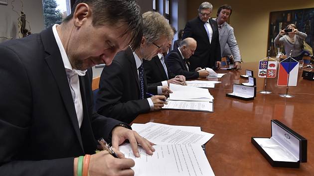 Sociální demokraté, ANO, ODS a Starostové pro Vysočinu v úterý podepsali v sídle kraje koaliční dohodu.