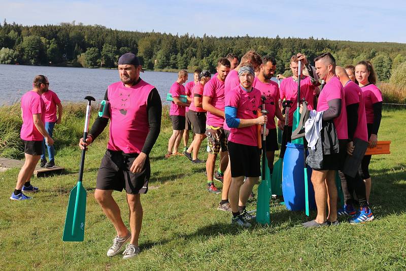 Závody dračích lodí na rybníku Řeka u Krucemburku.