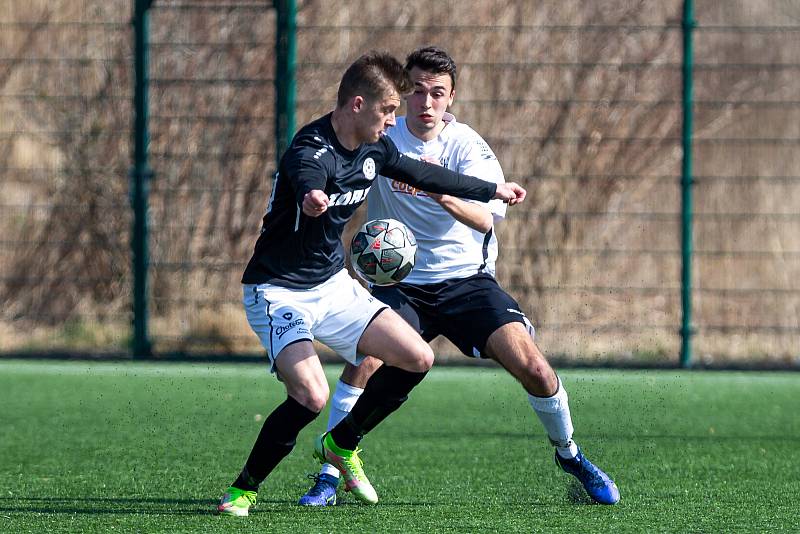 Fotbalové utkání 15. kola Moravskoslezské divize - skupiny D mezi FC Slovan Havlíčkův Brod (v bílých dresech) a FC Žďas Žďár nad Sázavou.