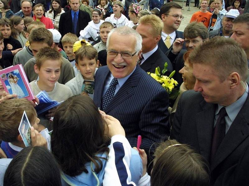 V obležení ochranky. I když při nedávné návštěvě prezidenta Václava Klause na Vysočině byla hlava státu obklopena ochrankou, lidé se přece jenom do její blízkosti dostali. 