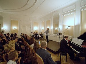 Na zámku ve Vilémově koncertují pravidelně významní umělci, například Pavel Šporcl. Pokaždé je vyprodáno.