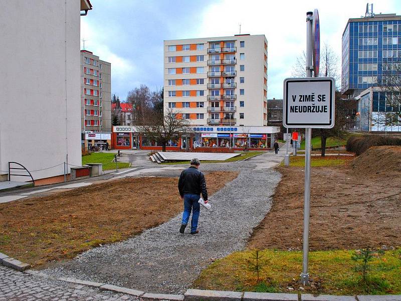 V zimě se neudržuje. Lze pochopit, že o stavbě definitivního  povrchu stezky nešlo začátkem prosince uvažovat, ale nějaké lepší – pro chůzi kvalitnější zpevnění povrchu, by se na zimu určitě našlo. 