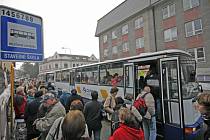 Zastávka u bývalého autobusového nádraží jsou stále velmi frekventované.