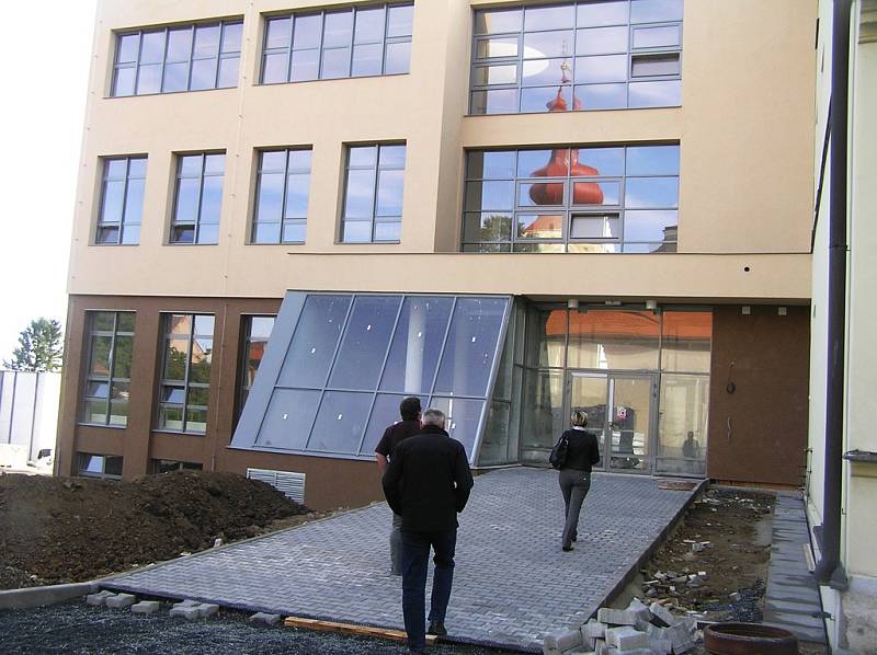 Moderní přístavba školy v Golčově Jeníkově na kolaudaci zatím čeká. 