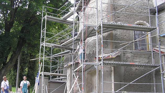 Do třetí etapy postoupila rekonstrukce kostela v Úsobí.  Po dokončení by měla  objekt pokrývat  červená omítka. Podle faráře Jakuba Meda nejde o  snahu farníky šokovat. Podle zachovalých zbytků fasády se tato barva na kostele už v v minulosti objevila. 