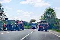 Hořící auto zablokovalo dopravu na Havlíčkobrodsku