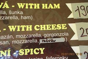 Klamavá reklama ohledně deklarovaného sýra.