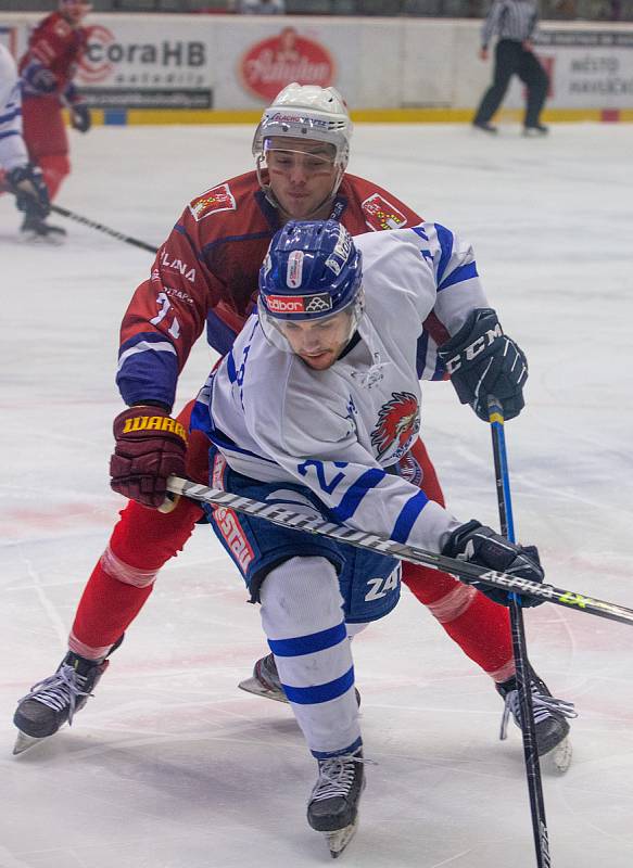 Hokejové utkání čtvrtfinále play-off 2. ligy mezi domácím BK Havlíčkův Brod (v červeném) a HC Tábor.