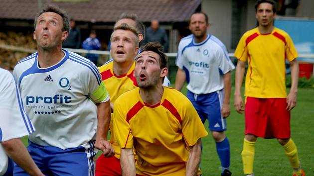 O překvapení se v I. B třídě postarali fotbalisté Štoků (vpravo), kteří dokázali urvat tři body v Lípě.