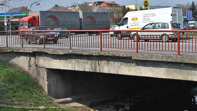 Oprava mostu v centru města potrvá až do konce září.