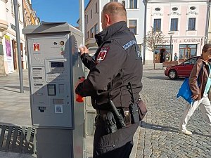 Městská policie kontroluje nový systém parkování v Brodě, nejdražší je náměstí. Hodina vyjde na 90 korun.