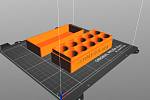 Petr Kotting vede v Jeníkově technický kroužek. Při práci s 3D tiskárnou vznikly například boxy na přenos anticovidových vakcín.