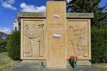 V Přibyslavi na Havlíčkobrodsku někdo napsal křídou na pomník padlým azbukou \"smrt Ukrajině\" a nakreslil trikoloru v barvách ruské vlajky. Snímek z 8. srpna 2022.