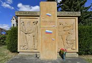 V Přibyslavi na Havlíčkobrodsku někdo napsal křídou na pomník padlým azbukou \"smrt Ukrajině\" a nakreslil trikoloru v barvách ruské vlajky. Snímek z 8. srpna 2022.