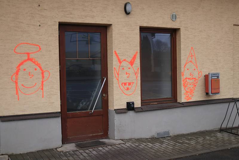 Graffiti na obchodu v Nové Vsi u Chotěboře.