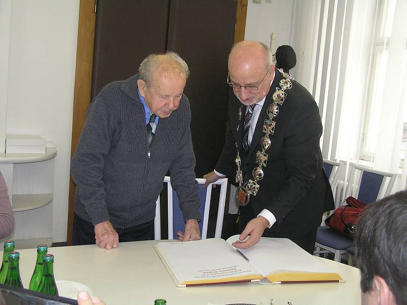 Jaromír Stojan se u příležitosti 90. narozenin nedávno dočkal slavnostního přijetí na brodské radnici.