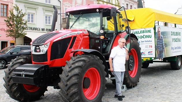 Jan Veleba se po nedávných volbách stal i krajským zastupitelem. V kampani, kterou jeho strana vedla společně s Okamurovou formací SPD, jezdil po Vysočině s traktorem.