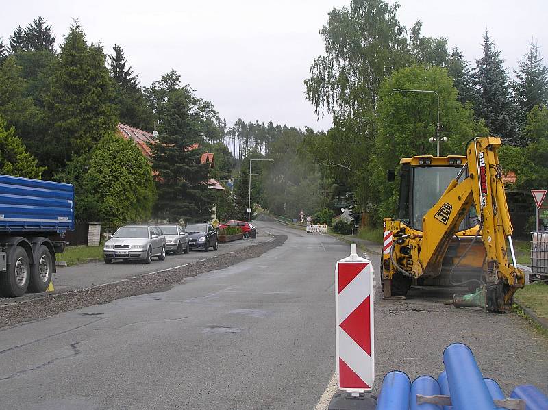 Turistický ruch v Bílku utichl. Nahradily ho stavební stroje