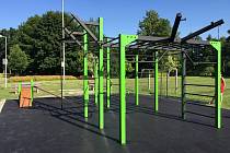 Street workout park je venkovní posilovací prostor složený ze soustavy ocelových hrazd, bradel, lavic a žebříků určených pro posilování vlastní vahou těla. Cvičební prvky jsou ukotveny na betonovou plochu pokrytou certifikovanou pryží. 