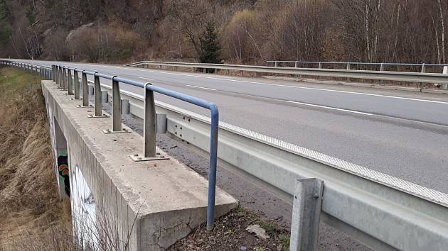 Dva mosty na Brodsku potřebují opravy.