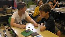 Studenti gymnázia v Havlíčkově Brodě zkoušejí jestli je tužka Kohinoor opravdu tak dokonalá