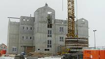 Stavbu nového domu s pečovatelskou službou zahájili loni ve Ždírci nad Doubravou. V domě budou i byty k pronájmu a nové lékařské ordinace.