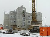 Stavbu nového domu s pečovatelskou službou zahájili loni ve Ždírci nad Doubravou. V domě budou i byty k pronájmu a nové lékařské ordinace.
