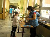 Každý den mají školáci ve Ždírci k dispozici ke svačině mléčný výrobek, koupit si mohou u zaměstnanců školy také celozrnné pečivo. 