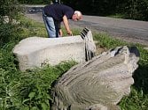 Socha rozlomená na čtyři kusy, desítky uražených kousků kamene. To dokázal způsobit vítr, který na svatého Jana Nepomuckého, zpodobňovaného s krucifixem a hvězdnou svatozáří, shodil vzrostlou lípu. Restaurátor Petr Máša (na snímku) ale zůstává optimistou.