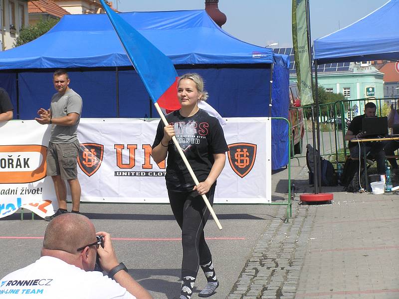 PŘEHLÍDKA SVALŮ Silácké výkony závodníků sklízely u publika bouřlivý potlesk.