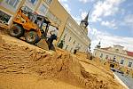 Provizorní hřiště vytvořilo sto třicet tun plážového písku, který technika upravila do požadované podoby. 