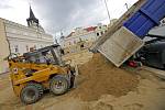 Provizorní hřiště vytvořilo sto třicet tun plážového písku, který technika upravila do požadované podoby. 