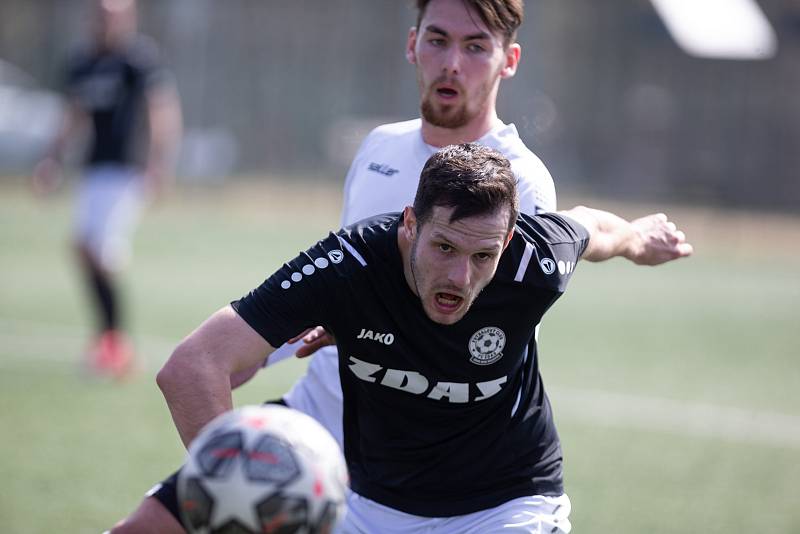 Fotbalové utkání 15. kola Moravskoslezské divize - skupiny D mezi FC Slovan Havlíčkův Brod (v bílých dresech) a FC Žďas Žďár nad Sázavou.