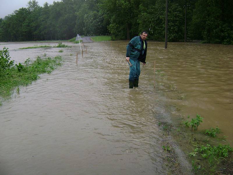 Rozlitá řeka Doubrava ve Vestecké Lhotce.