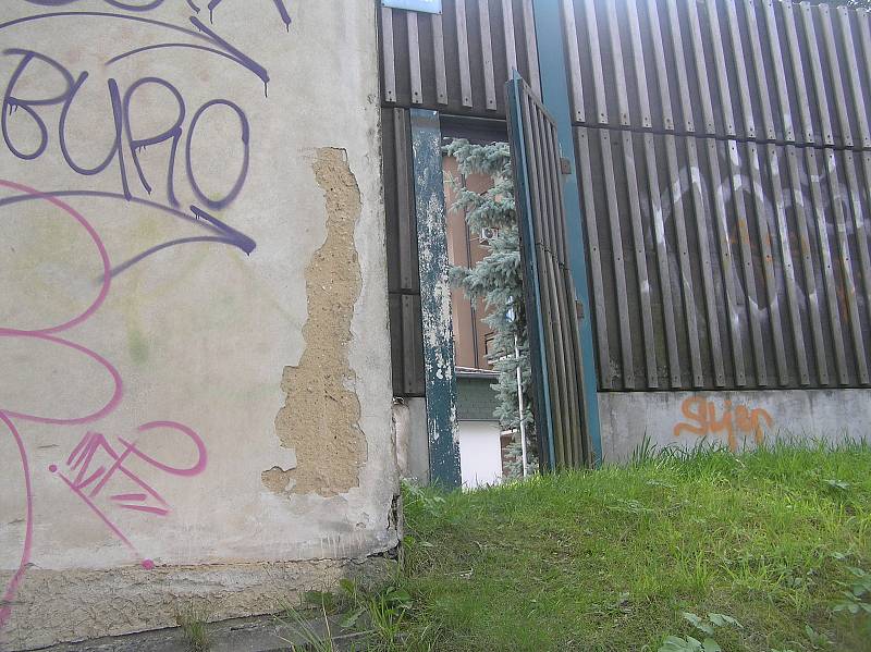 Protihlukové stěny na obchvatu v Brodě jsou staré, nefunkční a nízké