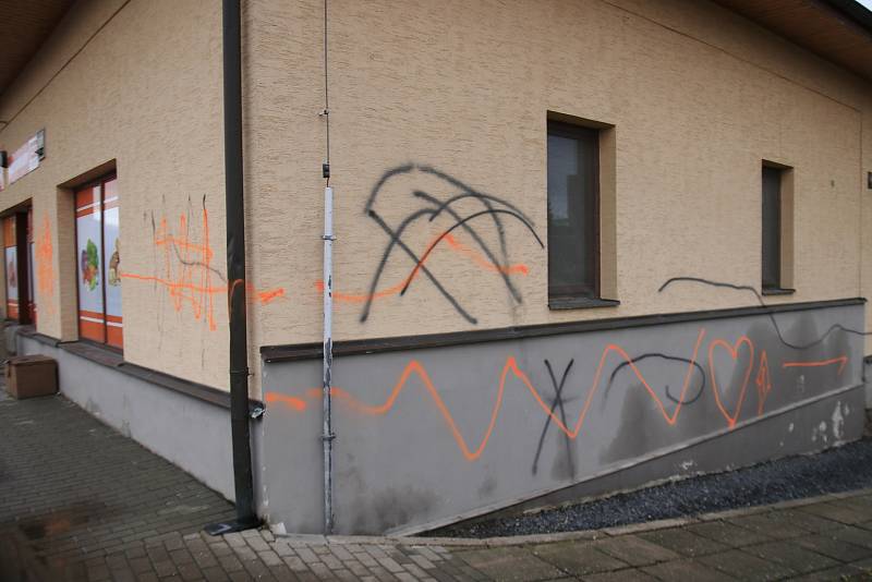 Graffiti na obchodu v Nové Vsi u Chotěboře.