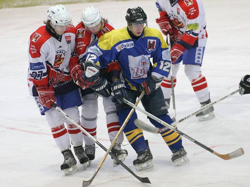 Dvě výhry. Havlíčkobrodští junioři (v bílém) si připsali na své konto výhru nad Přerovem 7:0 a nad Kometou Úvoz 6:1.