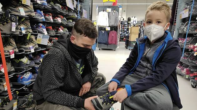 Vyzkoušet nové boty přímo v obchodě mohli po dlouhé době i rodiče sedmiletého Christiana z Jihlavy.