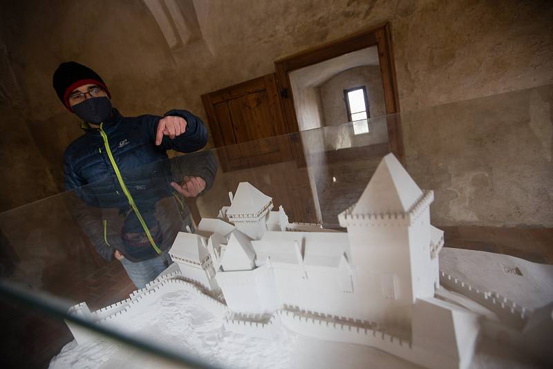 Nová expozice hradu Lipnice se věnuje kamnářství i výbavě gotických komnat.