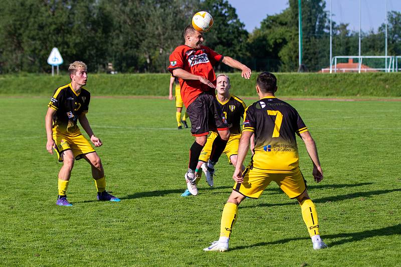 Fotbalisté Chotěboři (ve žlutých dresech) loni neprožili příliš úspěšný podzim. Na jaře to ovšem svým fanouškům vrchovatě vynahradili.