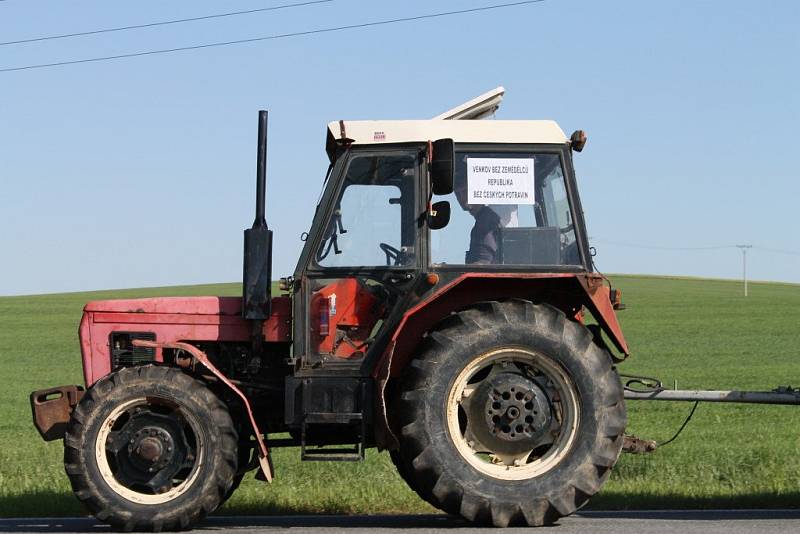 Protestní jízda zemědělců u Jitkova.