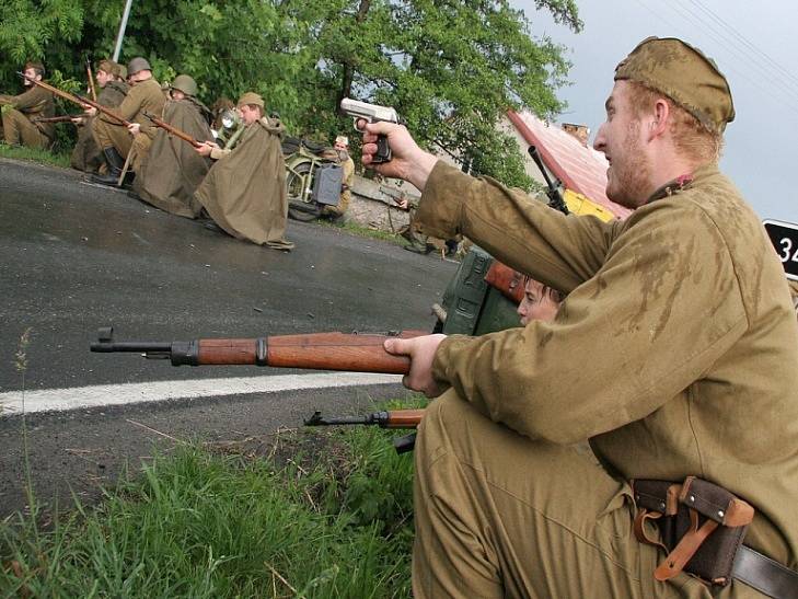 Rána za ranou. Partyzánů a ruských vojáků byla přesila, zámek brali útokem.