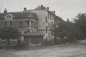 První dům, který bytové družstvo v Brodě koupilo v roce 1910. Patřil manželům Ješinovým. Stojí u silnice Masarykova. Tak vypadal v minulosti, zhruba v polovině 20. století.