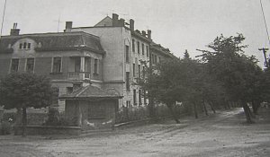 První dům, který bytové družstvo v Brodě koupilo v roce 1910. Patřil manželům Ješinovým. Stojí u silnice Masarykova. Tak vypadal v minulosti, zhruba v polovině 20. století.