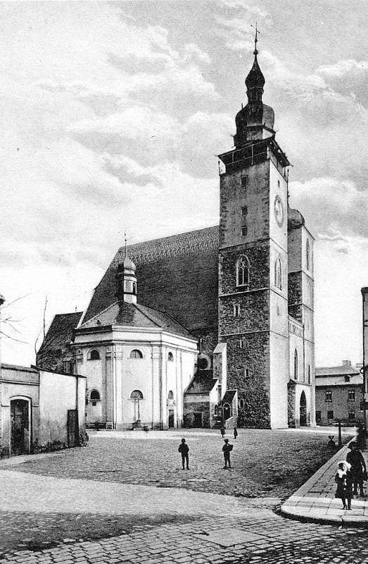 Kostel sv. Jakuba v Jihlavě před přestavbou průčelí a dalších částí před rokem 1900. Reprofoto.