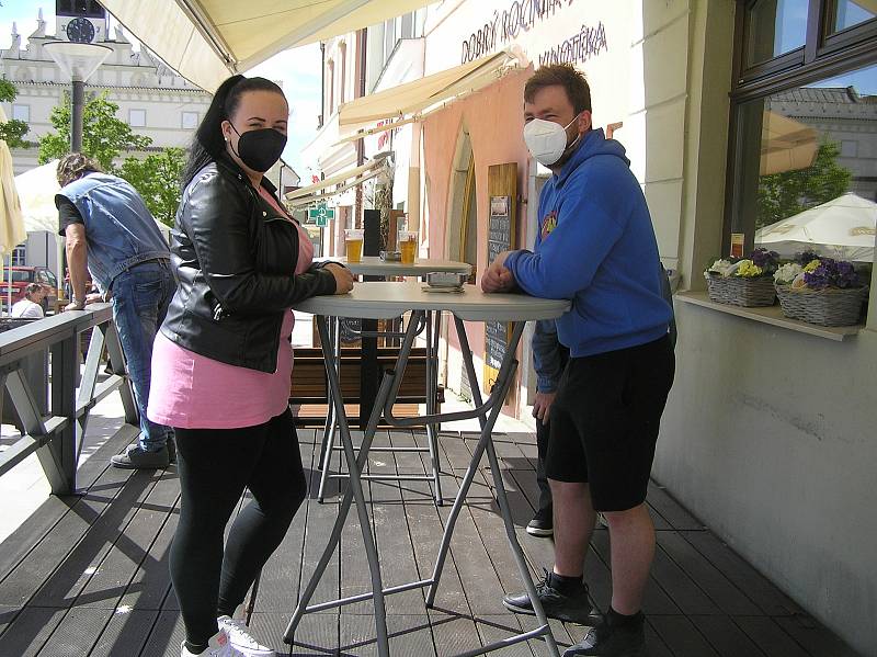 Zahrádky u kaváren a restaurací se od pondělí znovu otevřou, podmínkou návštěvy je testování či ukončené očkování.